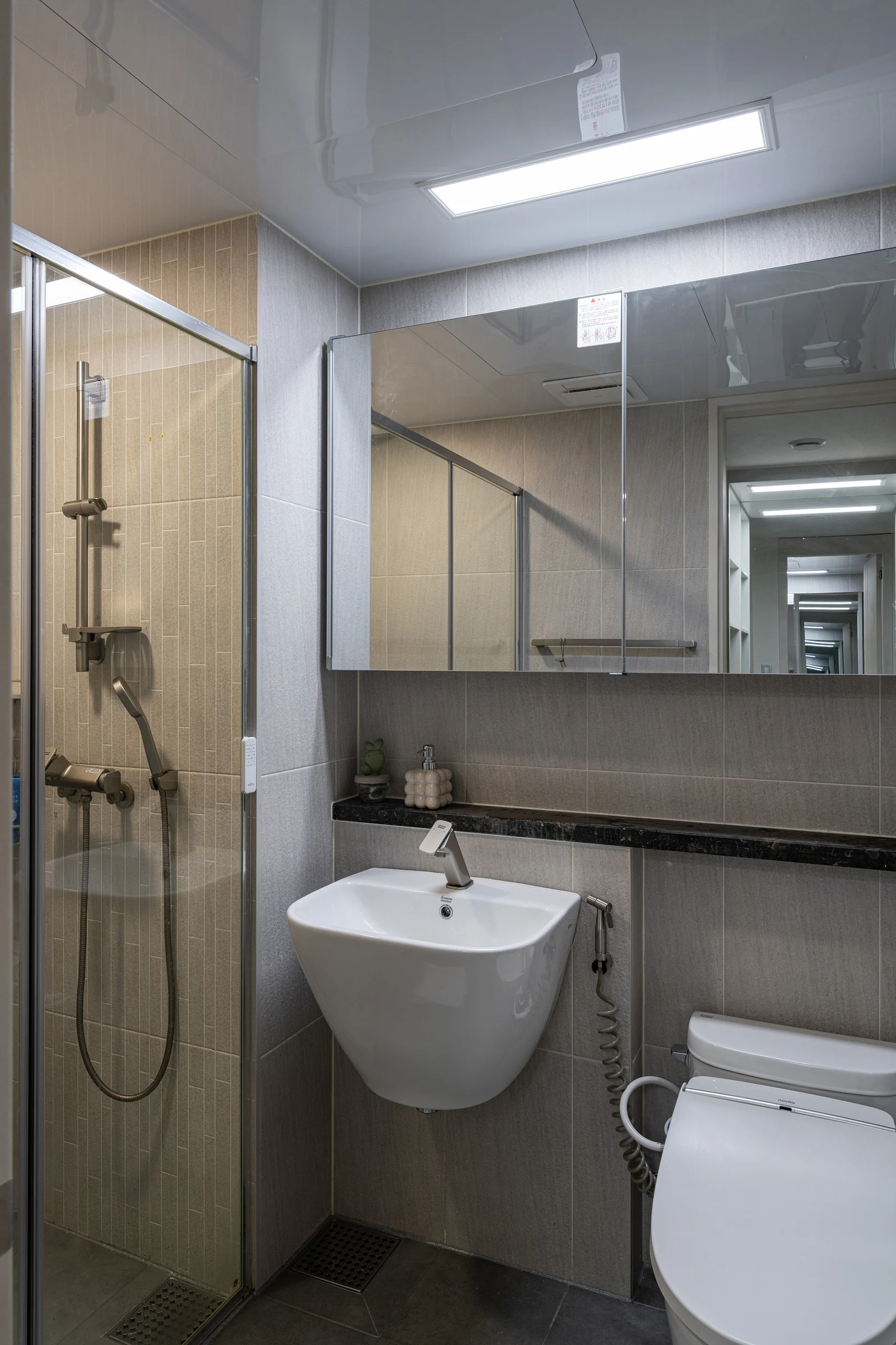 공용 욕실의 세면대와 양변기