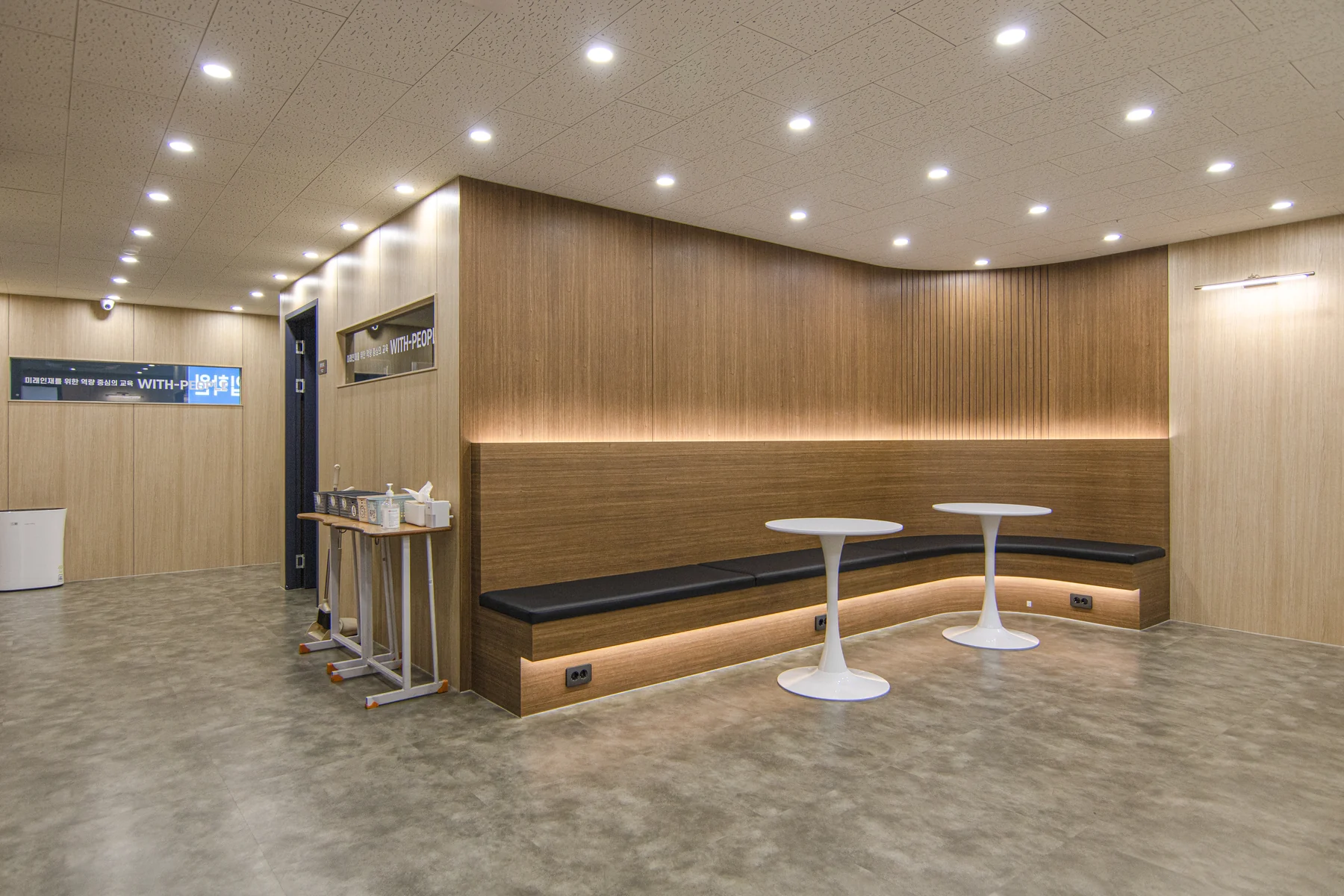 중고등 국어, 수학 전문학원 우드 라운지와 상담실 공간 6