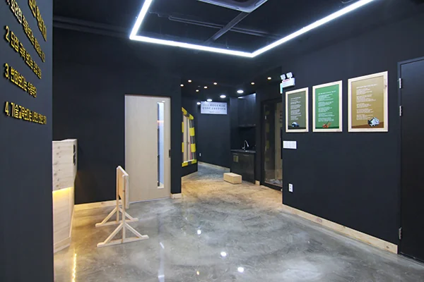 자라다남아 미술학원 검은 바탕 위에 선명하게 남는 첫인상 공간 9