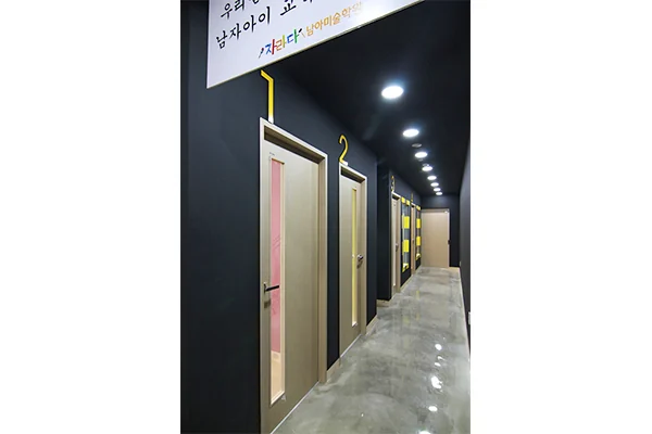 검은 복도와 색으로 구분한 활동실 출입문