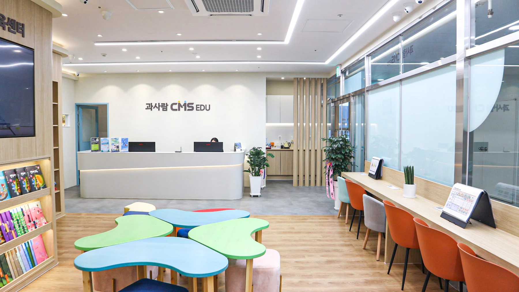 CMS 영재교육센터 창의적인 활동을 여는 우드톤 북카페 공간 1