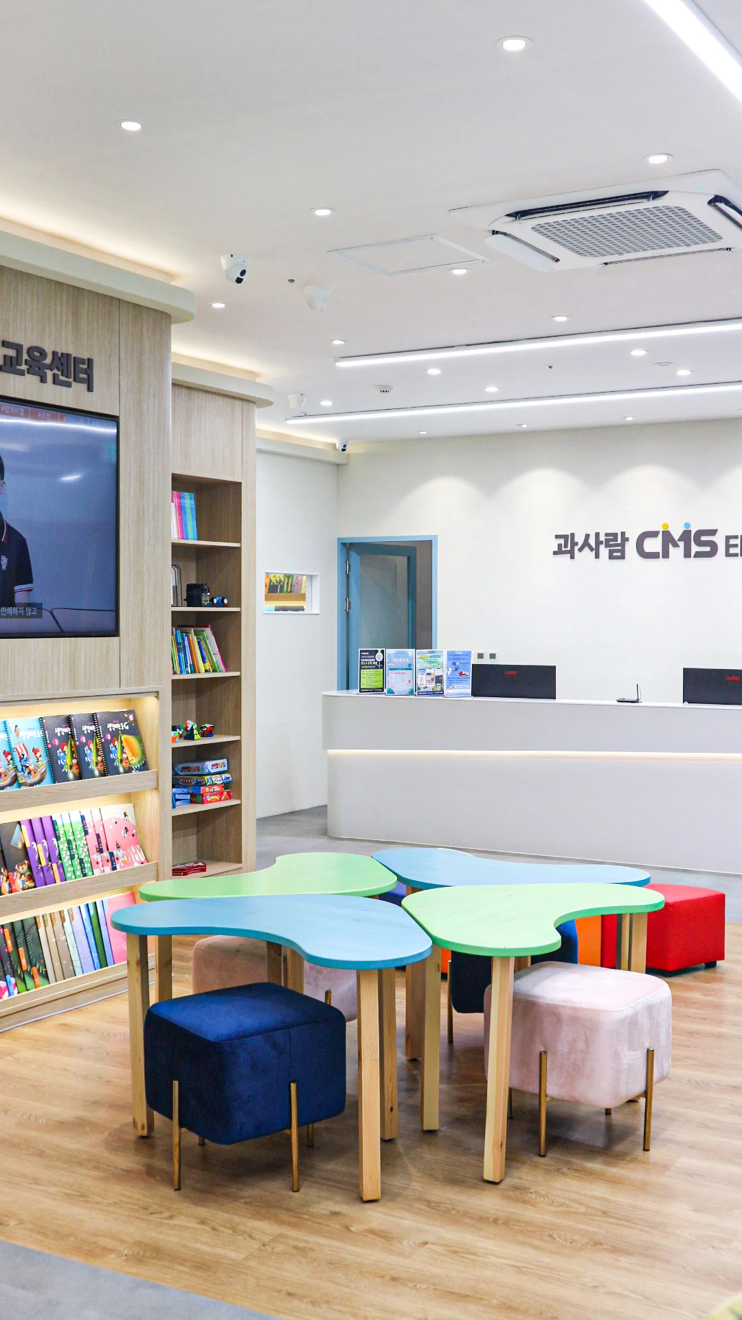 CMS 영재교육센터 창의적인 활동을 여는 우드톤 북카페 공간 10
