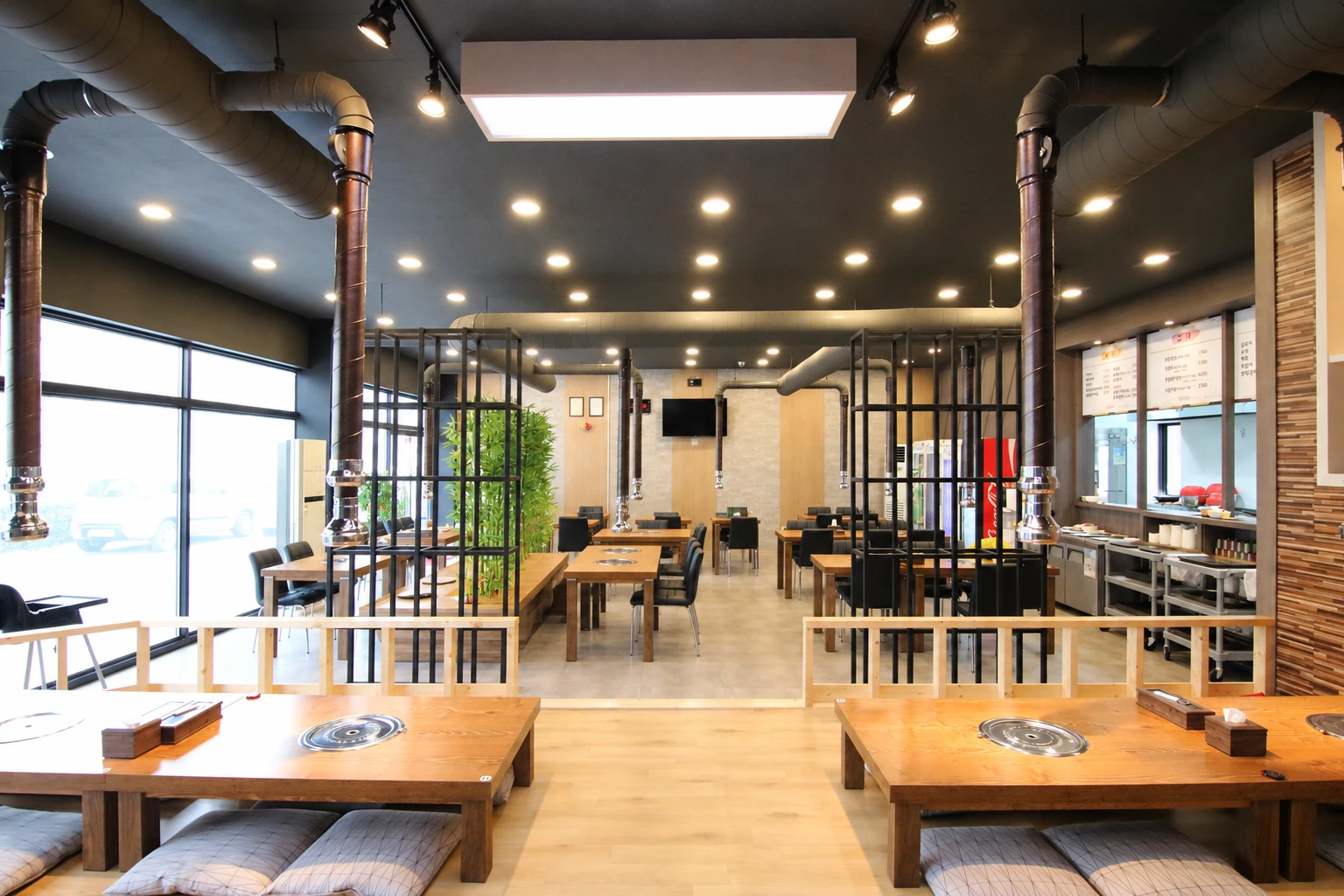 남해식당 입구에서 한눈에 읽히는 좌석 구성 공간 4