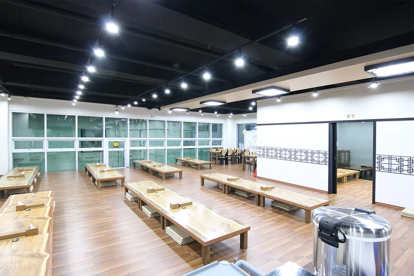 수라간 좌식 테이블로 만든 열린 상차림 공간 1