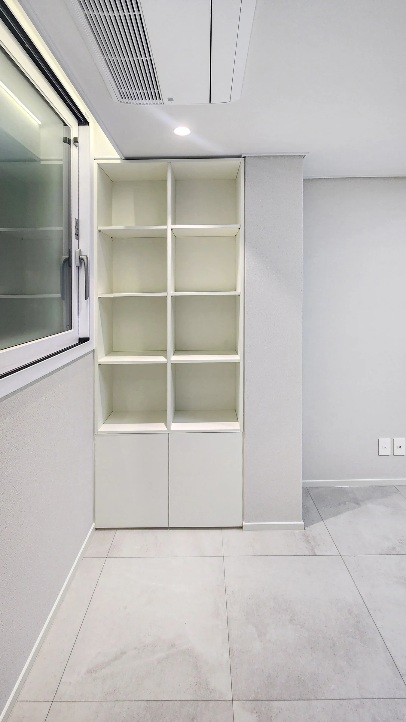 창가 벽면을 활용한 맞춤 오픈 수납장